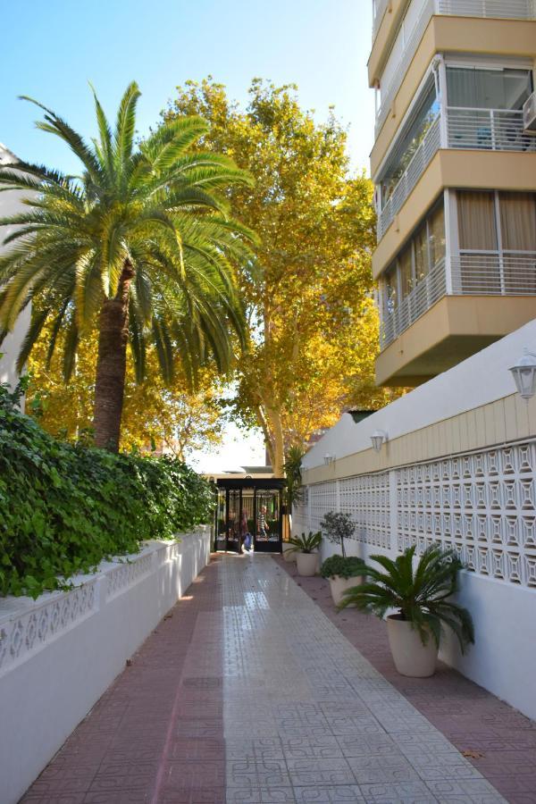 Los Caballos Vip Playa Levante Benidorm Exterior photo
